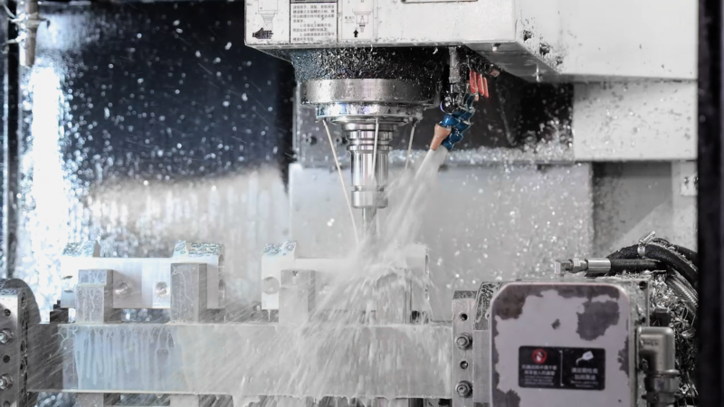 cnc打孔作业特写（冲水）